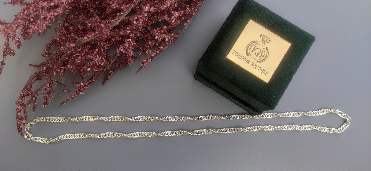 Cuban rope-style chain necklace design that gives it a vintage-inspired feel that makes in perfect for everyday wear.