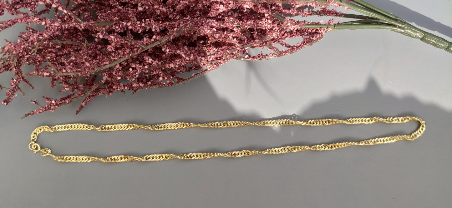 Cuban rope-style chain necklace design that gives it a vintage-inspired feel that makes in perfect for everyday wear.