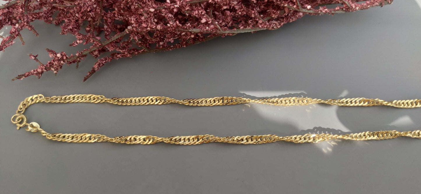Cuban rope-style chain necklace design that gives it a vintage-inspired feel that makes in perfect for everyday wear.