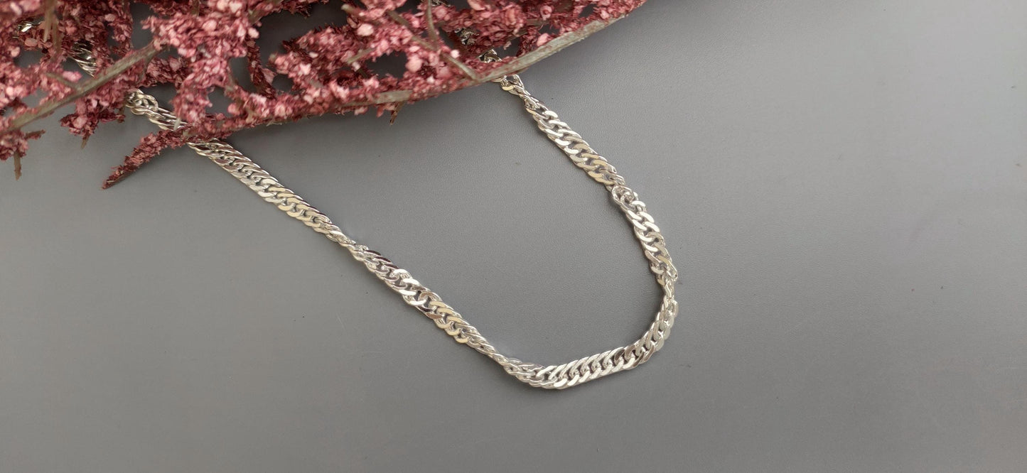 Cuban rope-style chain necklace design that gives it a vintage-inspired feel that makes in perfect for everyday wear.