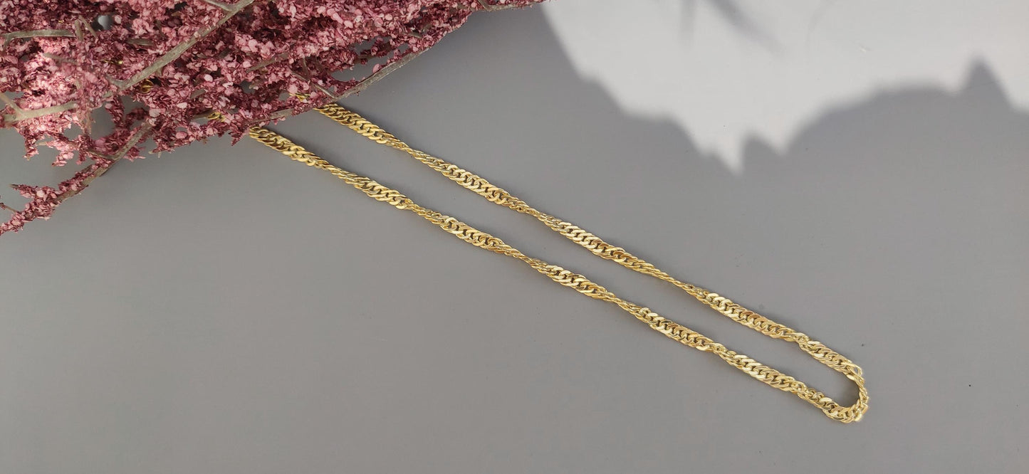 Cuban rope-style chain necklace design that gives it a vintage-inspired feel that makes in perfect for everyday wear.