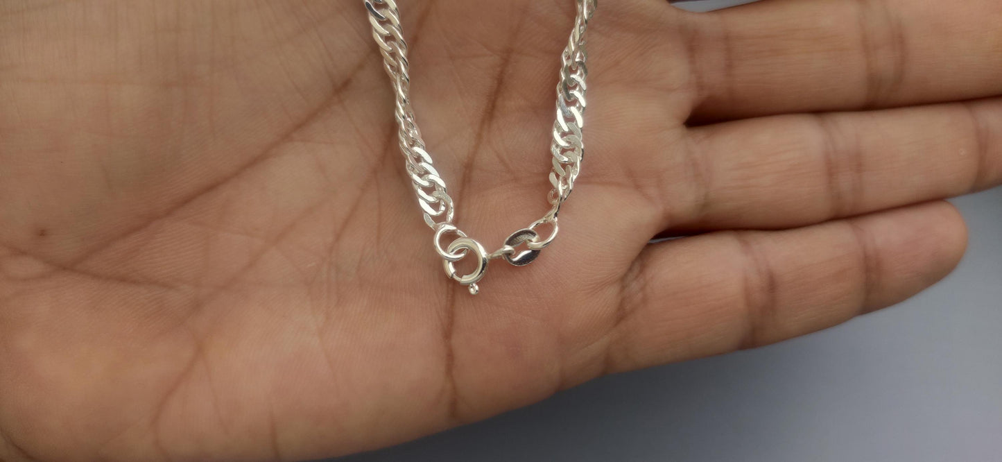 Cuban rope-style chain necklace design that gives it a vintage-inspired feel that makes in perfect for everyday wear.
